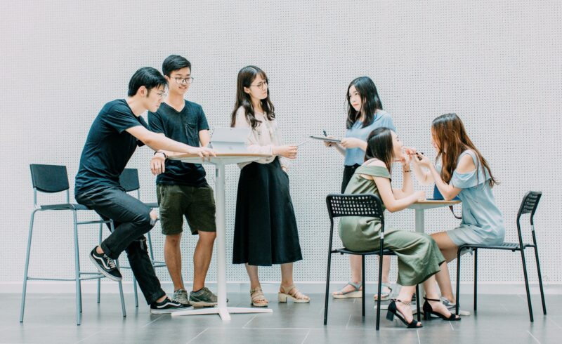 会話する若者